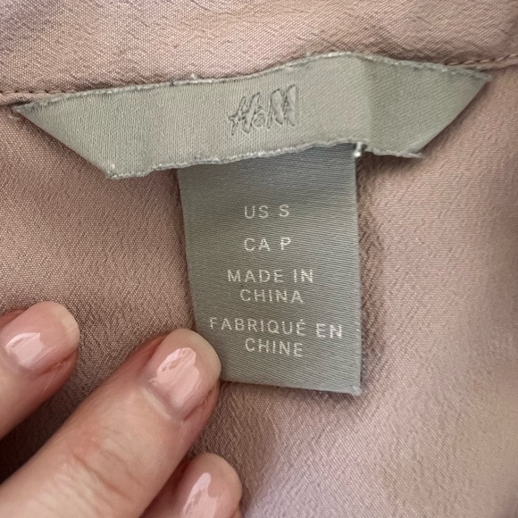 *SALE* H&M Blush Pink Button Down V-Neck Blouse Size S - Picture 2 of 3